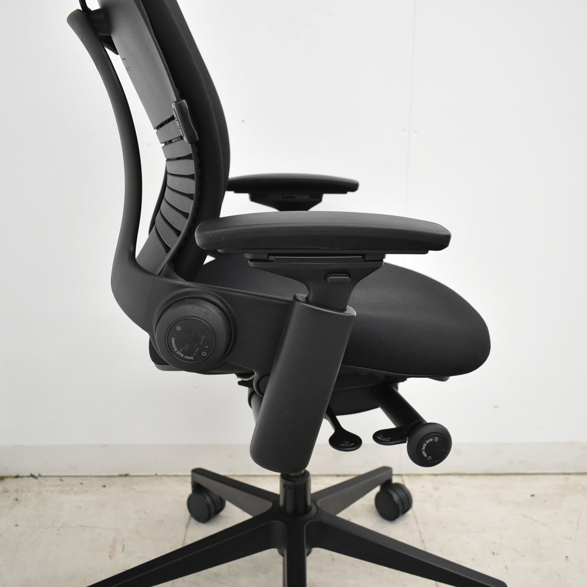 【中古】スチールケース　リープＶ２　APモデル　可動肘（新型肘パッド）ランバーサポート　ハンガー　ブラック　2026061202【中古オフィス家具】