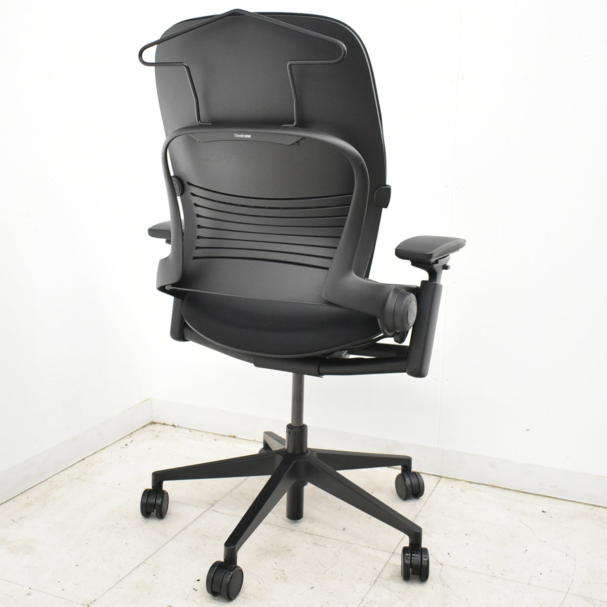 【中古】スチールケース　リープＶ２　APモデル　可動肘（新型肘パッド）ランバーサポート　ハンガー　ブラック　2026061202【中古オフィス家具】