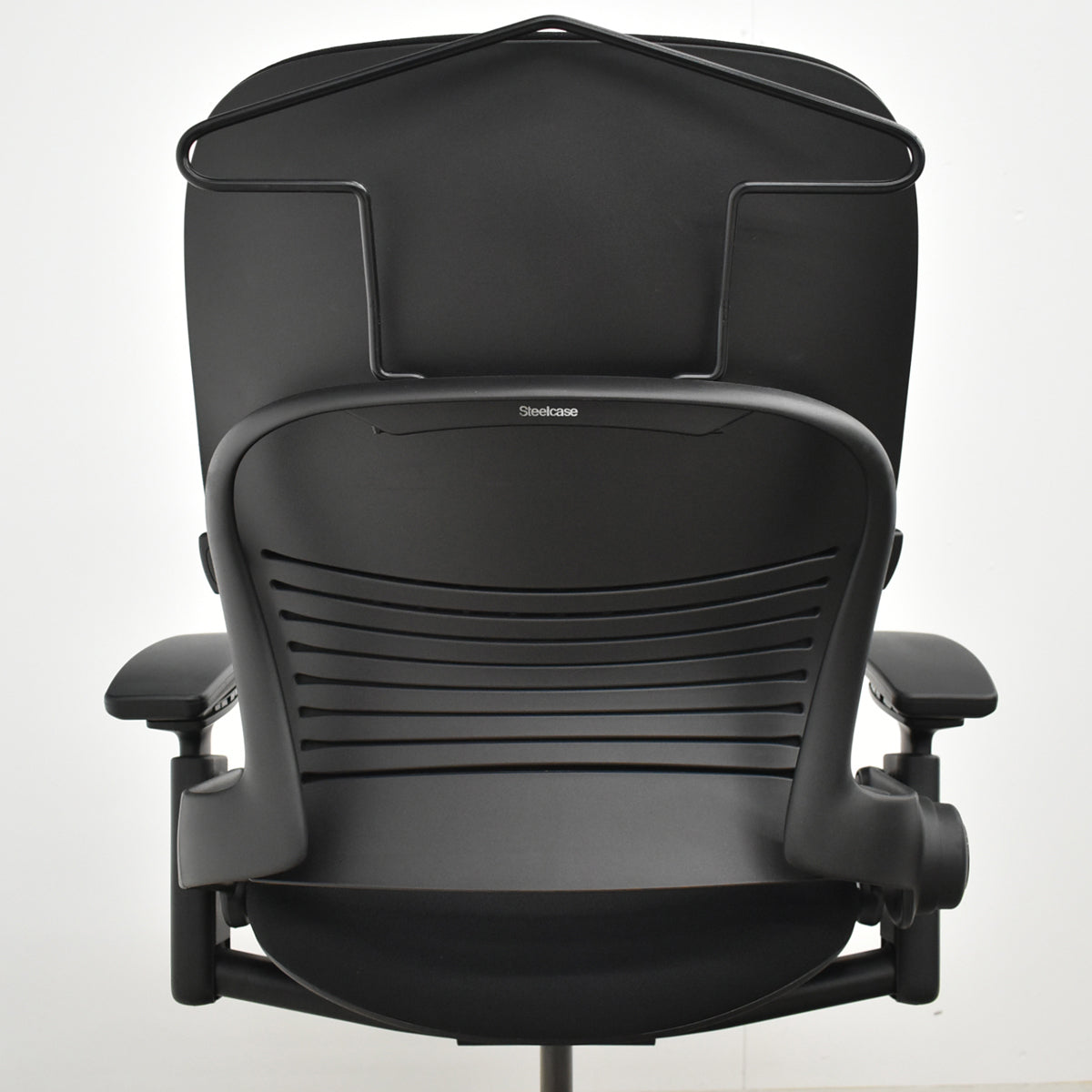 【中古】スチールケース　リープＶ２　APモデル　可動肘（新型肘パッド）ランバーサポート　ハンガー　ブラック　2026061202【中古オフィス家具】