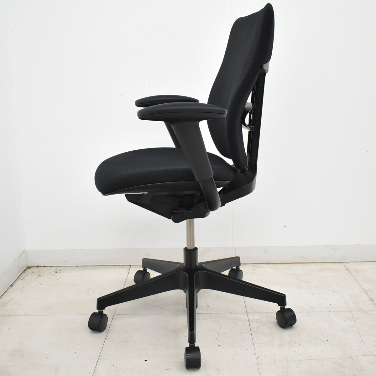 【中古】[難有]イトーキ　プラオ　ハイバック　固定肘　ランバーサポート　ブラック　2026061502【中古オフィス家具】