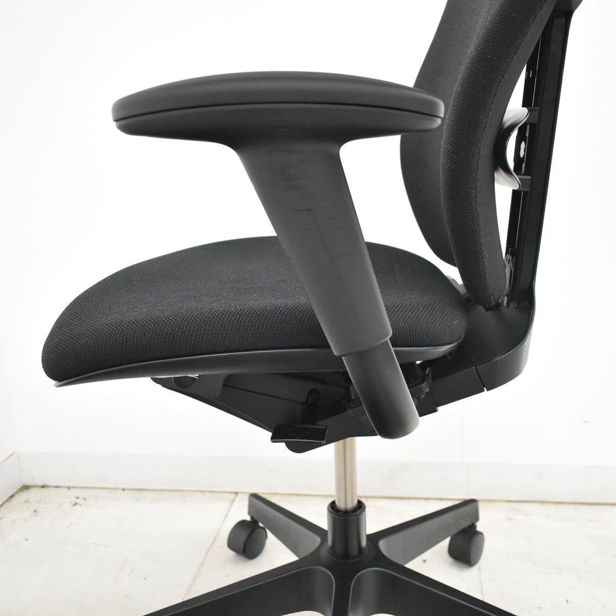 【中古】[難有]イトーキ　プラオ　ハイバック　固定肘　ランバーサポート　ブラック　2026061502【中古オフィス家具】