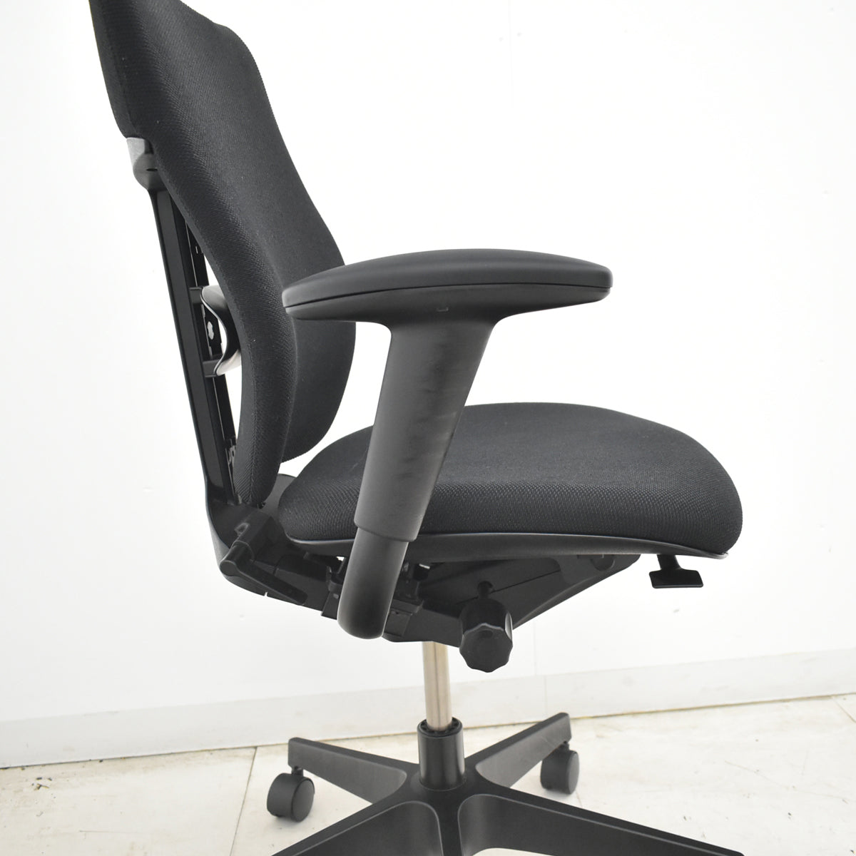 【中古】[難有]イトーキ　プラオ　ハイバック　固定肘　ランバーサポート　ブラック　2026061502【中古オフィス家具】