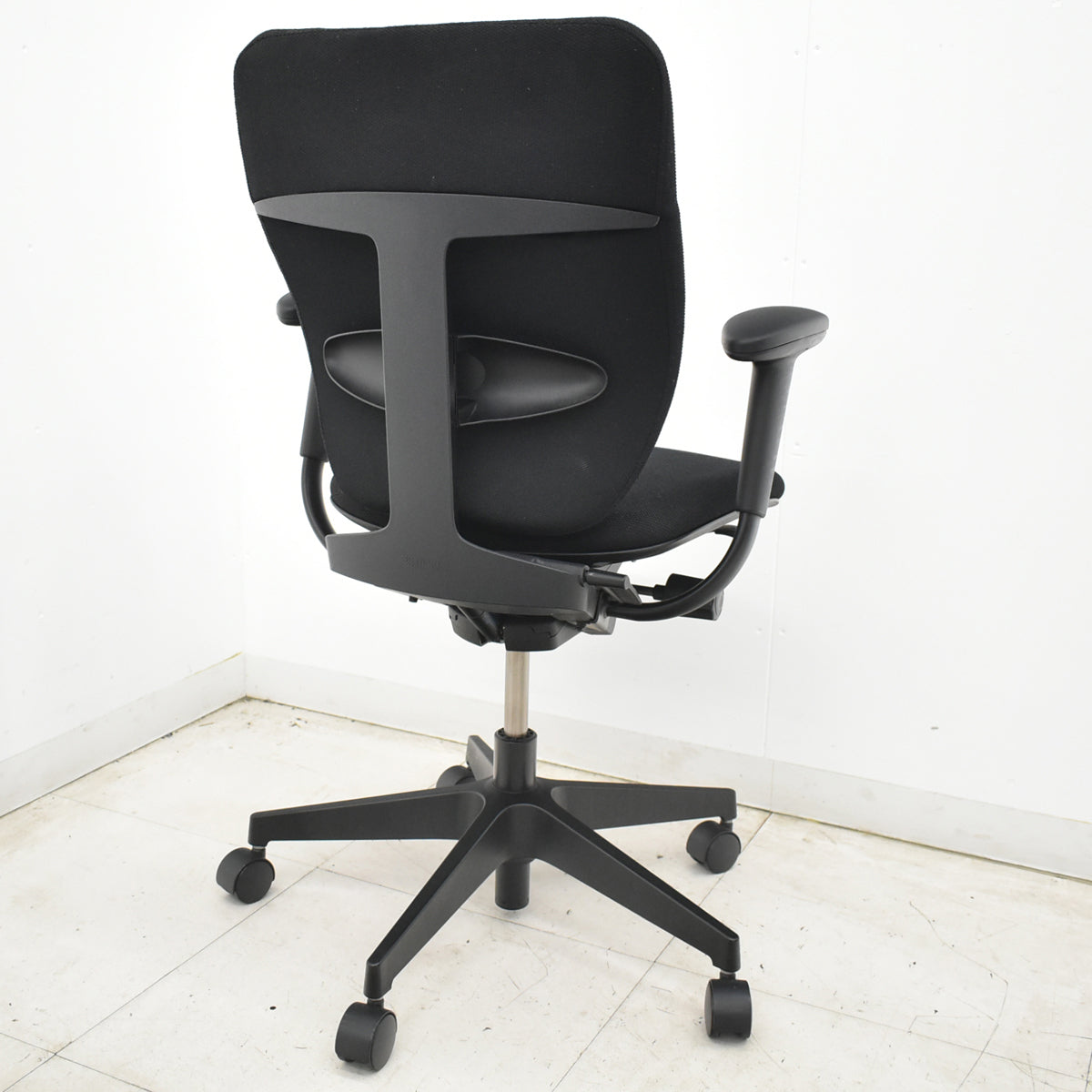 【中古】[難有]イトーキ　プラオ　ハイバック　固定肘　ランバーサポート　ブラック　2026061502【中古オフィス家具】