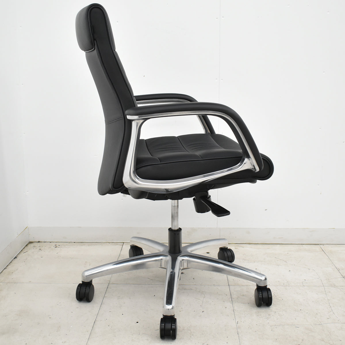 【中古】オカムラ　CEシリーズ　エグゼクティブチェア 固定肘　総革張り　ポリッシュ　2026061604【中古オフィス家具】
