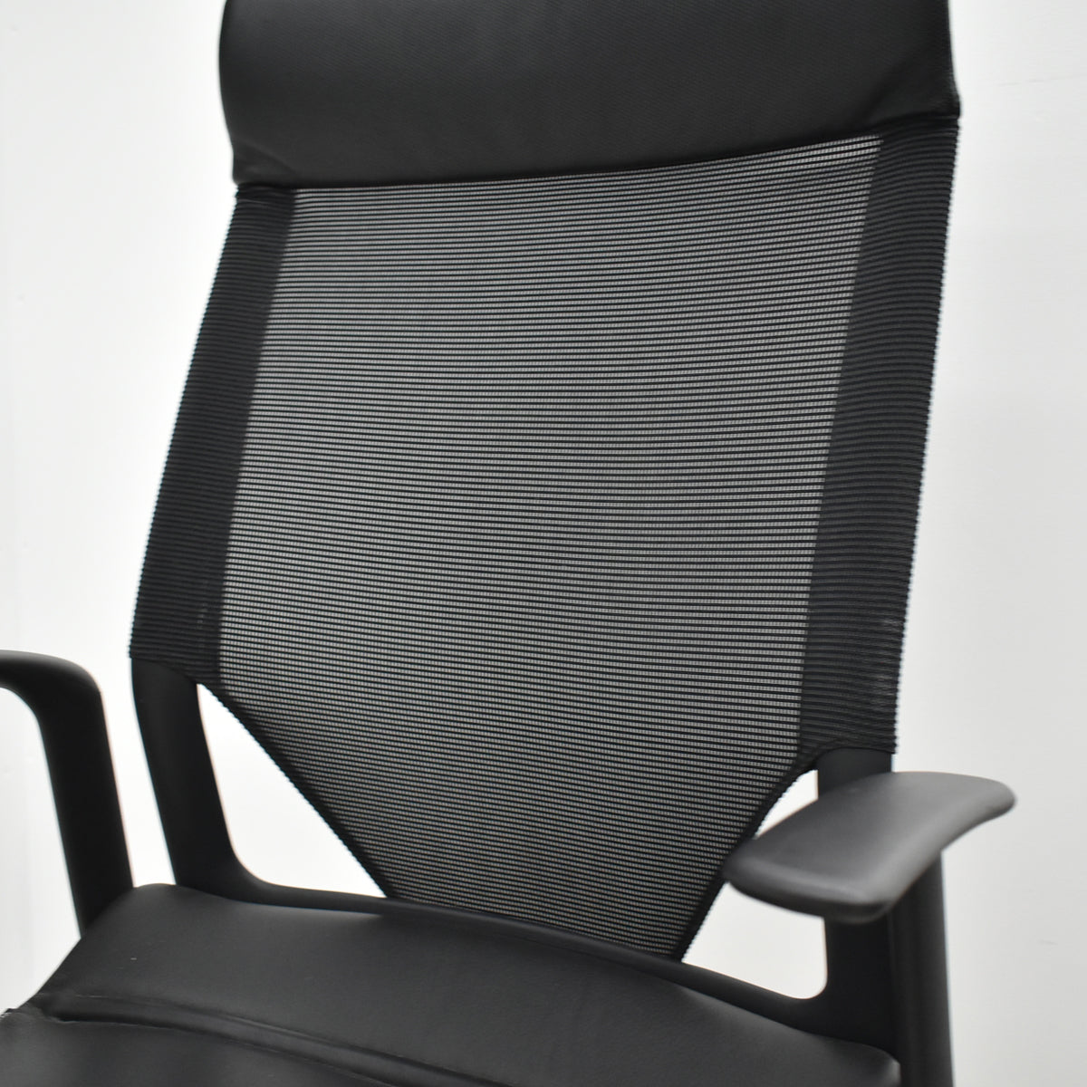 【中古】ウィルクハーン　モダス　ハイバック　固定肘　アルミ脚　メッシュ×本革　ブラック　2026061605【中古オフィス家具】