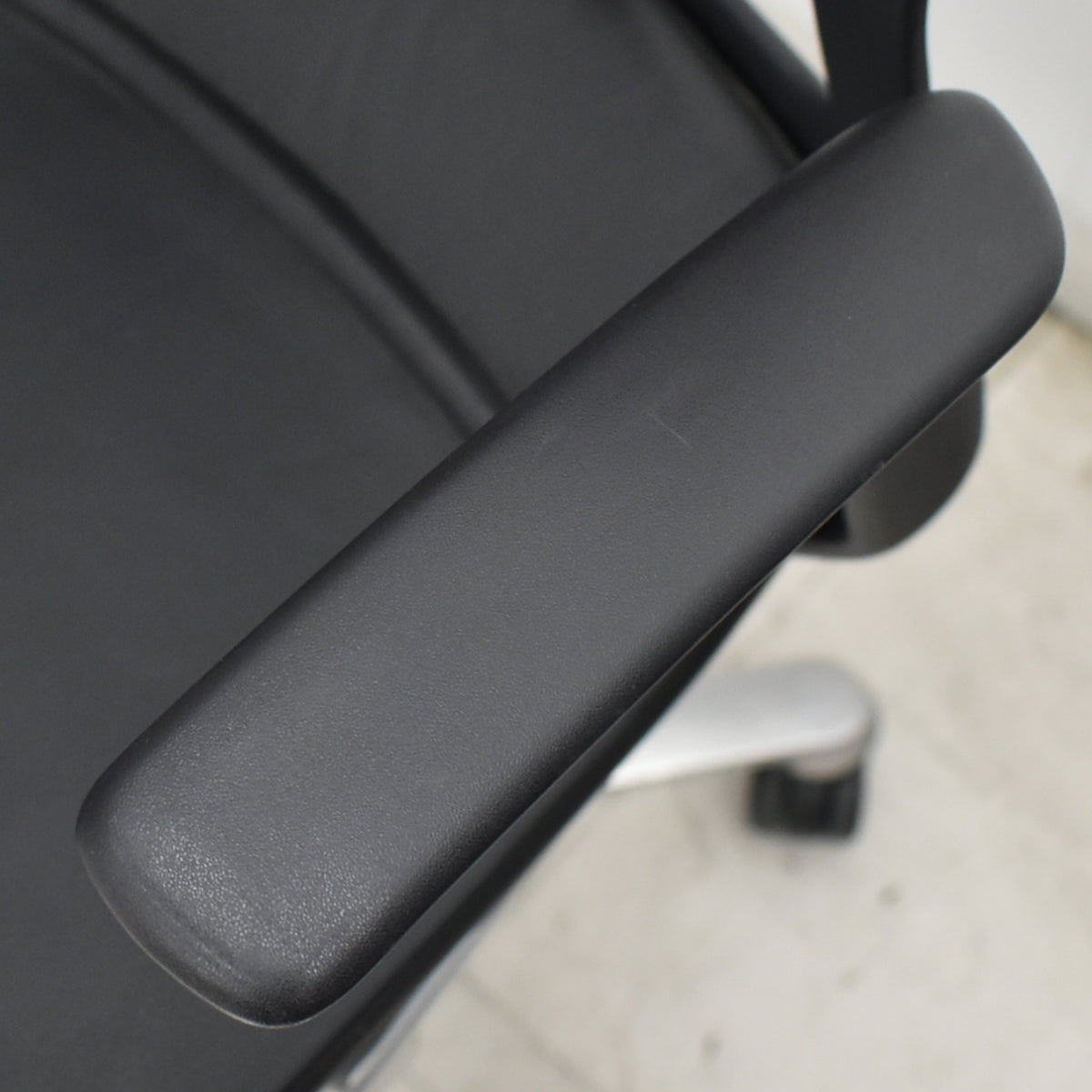 【中古】ウィルクハーン　モダス　ハイバック　固定肘　アルミ脚　メッシュ×本革　ブラック　2026061605【中古オフィス家具】
