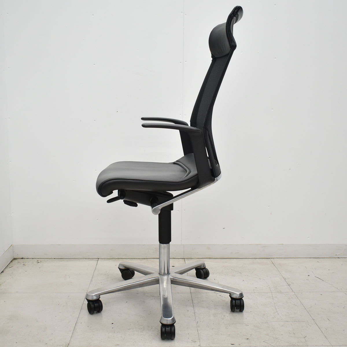 【中古】ウィルクハーン　モダス　ハイバック　固定肘　アルミ脚　メッシュ×本革　ブラック　2026061605【中古オフィス家具】