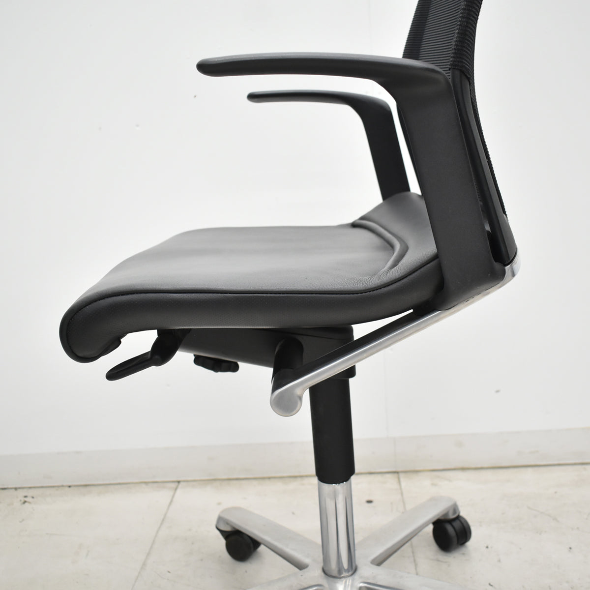 【中古】ウィルクハーン　モダス　ハイバック　固定肘　アルミ脚　メッシュ×本革　ブラック　2026061605【中古オフィス家具】