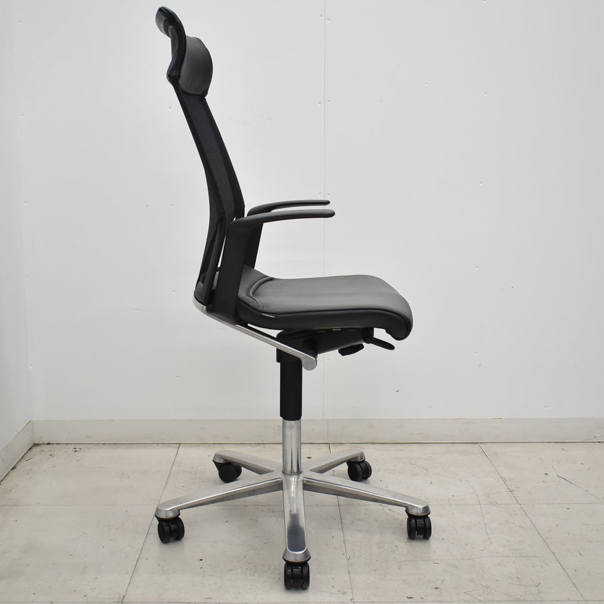 【中古】ウィルクハーン　モダス　ハイバック　固定肘　アルミ脚　メッシュ×本革　ブラック　2026061605【中古オフィス家具】