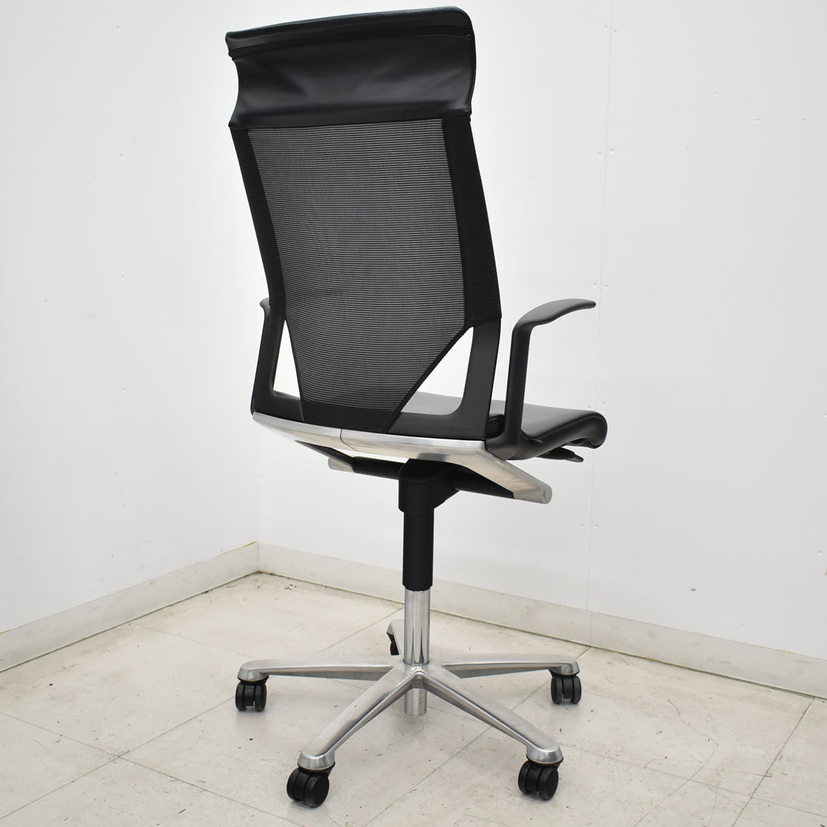【中古】ウィルクハーン　モダス　ハイバック　固定肘　アルミ脚　メッシュ×本革　ブラック　2026061605【中古オフィス家具】