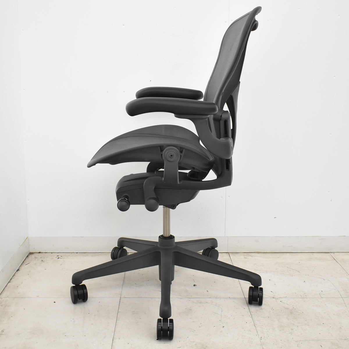 【中古】ハーマンミラー　 アーロンチェア　リマスタード　Bサイズ　可動肘　ポスチャーフィット　グレー　2026061701【中古オフィス家具】