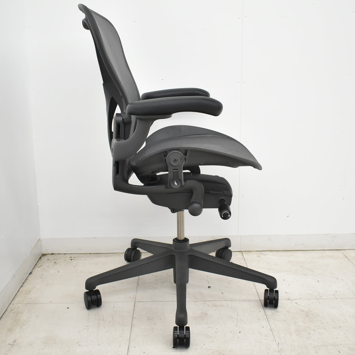 【中古】ハーマンミラー　 アーロンチェア　リマスタード　Bサイズ　可動肘　ポスチャーフィット　グレー　2026061701【中古オフィス家具】