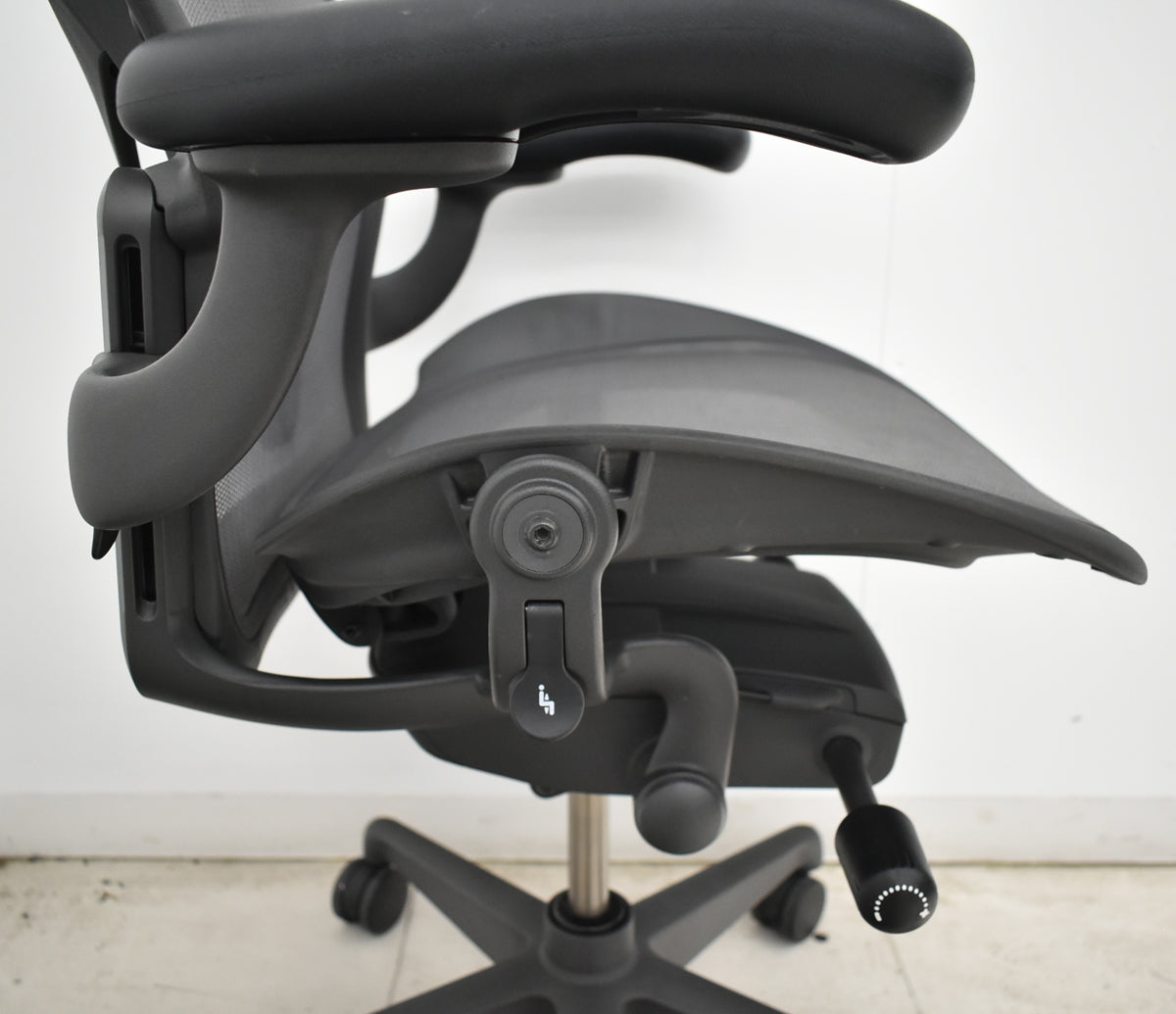 【中古】ハーマンミラー　 アーロンチェア　リマスタード　Bサイズ　可動肘　ポスチャーフィット　グレー　2026061701【中古オフィス家具】
