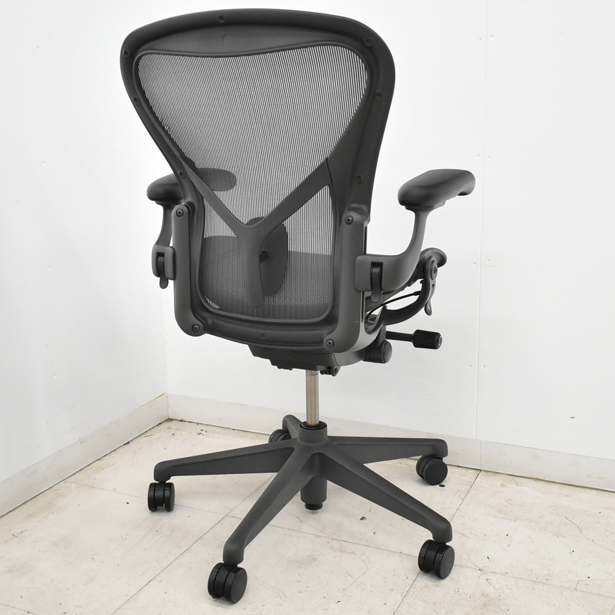 【中古】ハーマンミラー　 アーロンチェア　リマスタード　Bサイズ　可動肘　ポスチャーフィット　グレー　2026061701【中古オフィス家具】