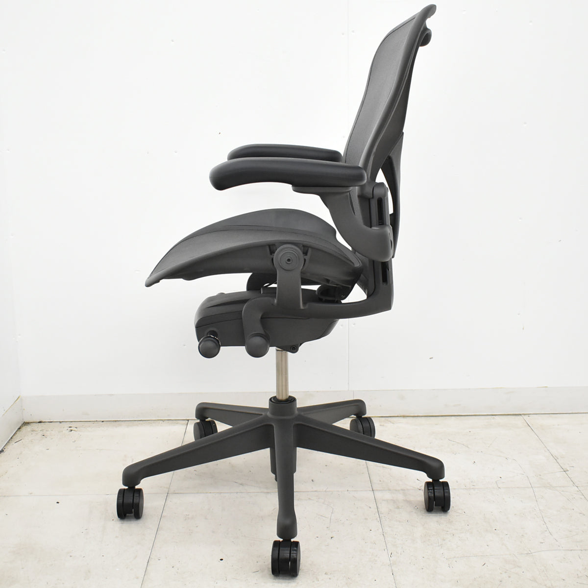 【中古】ハーマンミラー　 アーロンチェア　リマスタード　Bサイズ　可動肘　ポスチャーフィット　グレー　2026061702【中古オフィス家具】