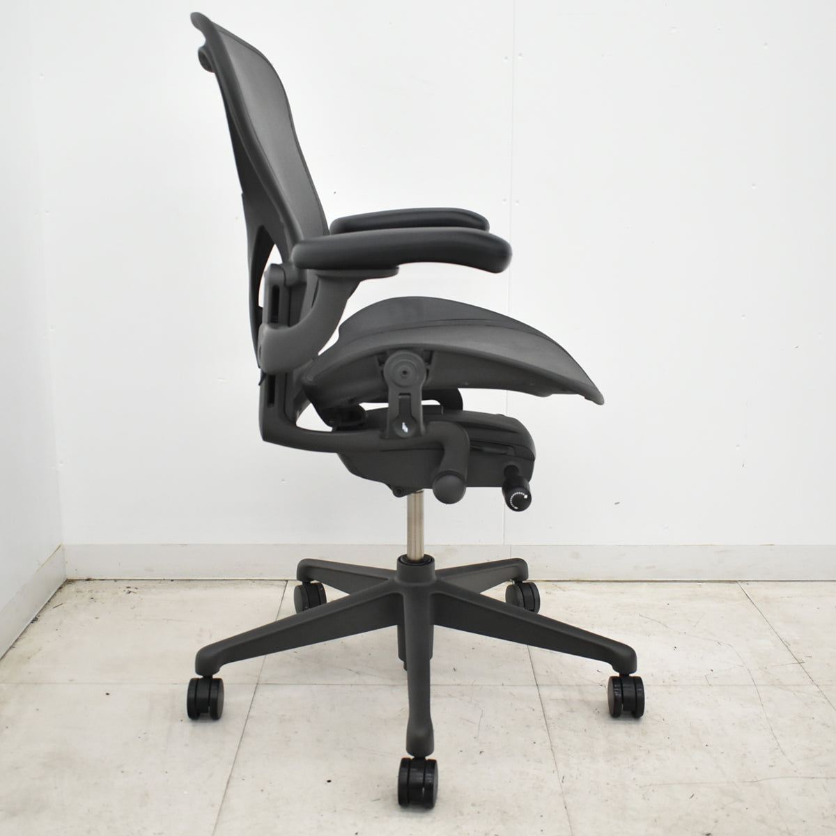 【中古】ハーマンミラー　 アーロンチェア　リマスタード　Bサイズ　可動肘　ポスチャーフィット　グレー　2026061702【中古オフィス家具】