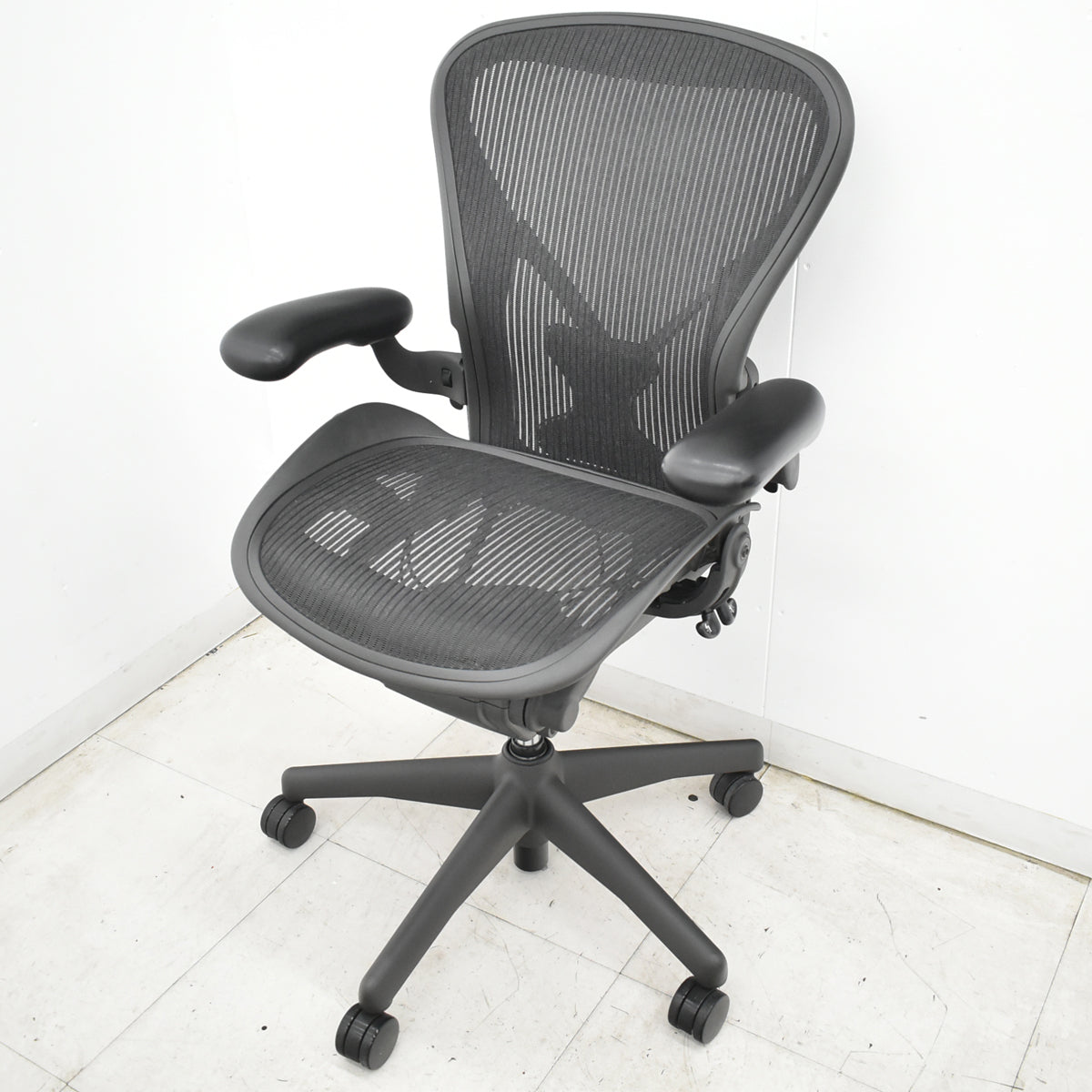 【中古】ハーマンミラー　アーロンチェア　Bサイズ　フル装備　ポスチャーフィット　肘レバータイプ　ガスシリンダー新品　ブラック　2026061703【中古オフィス家具】