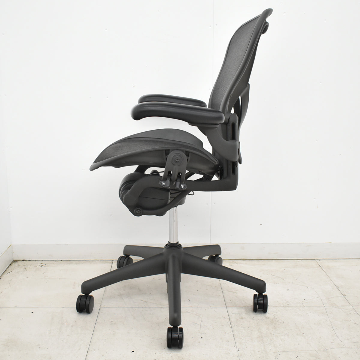 【中古】ハーマンミラー　アーロンチェア　Bサイズ　フル装備　ポスチャーフィット　肘レバータイプ　ガスシリンダー新品　ブラック　2026061703【中古オフィス家具】