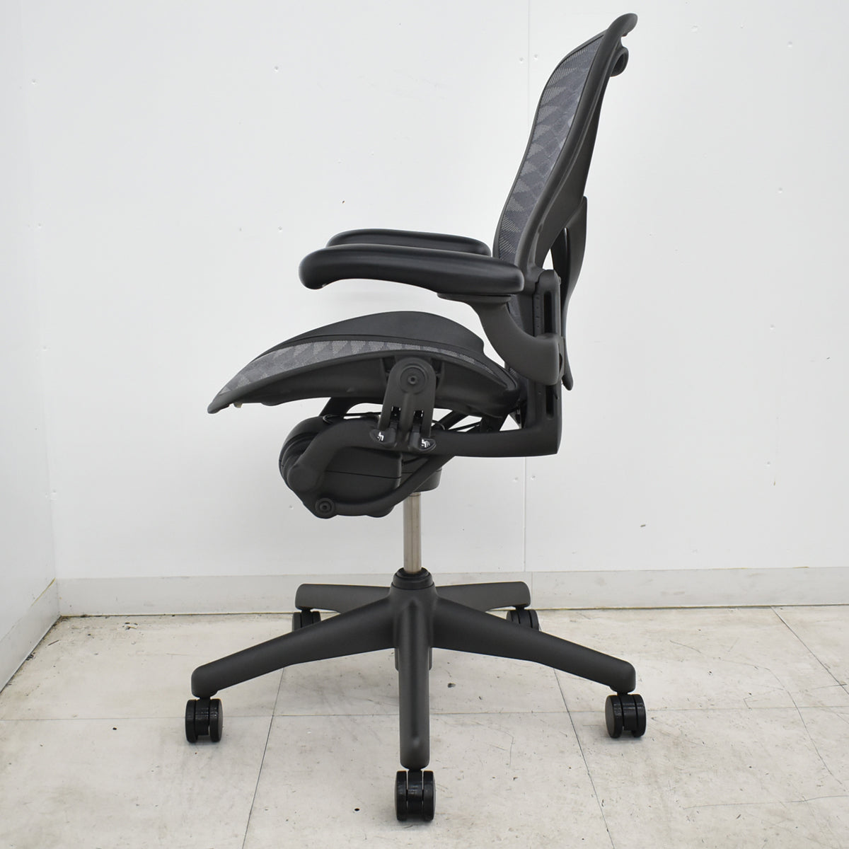 【中古】ハーマンミラー　アーロンチェア　Bサイズ　フル装備　ポスチャーフィット　タキシードメッシュ　2026061704【中古オフィス家具】