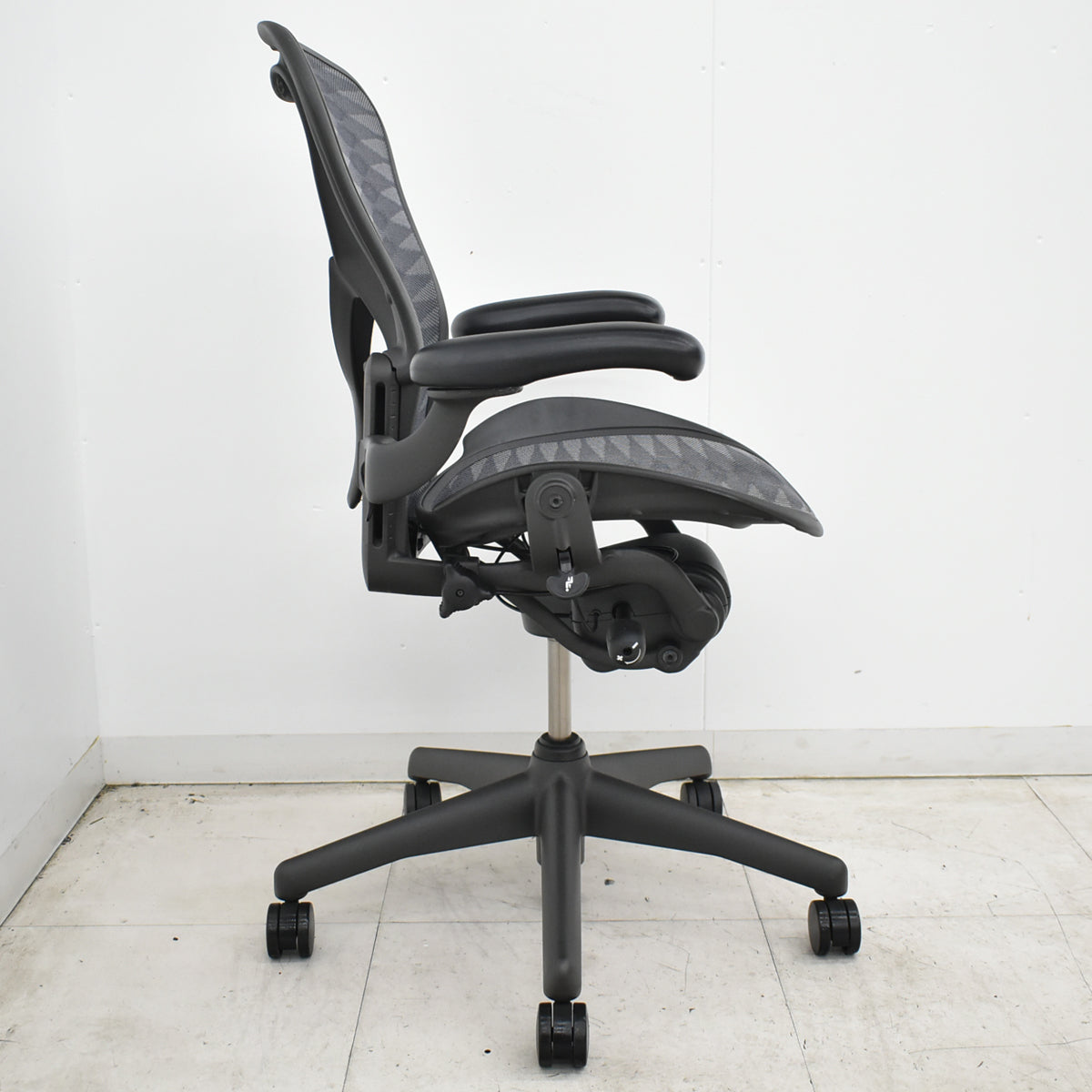 【中古】ハーマンミラー　アーロンチェア　Bサイズ　フル装備　ポスチャーフィット　タキシードメッシュ　2026061704【中古オフィス家具】