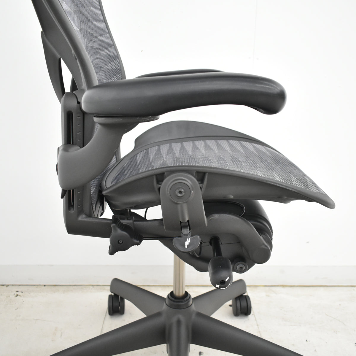 【中古】ハーマンミラー　アーロンチェア　Bサイズ　フル装備　ポスチャーフィット　タキシードメッシュ　2026061704【中古オフィス家具】