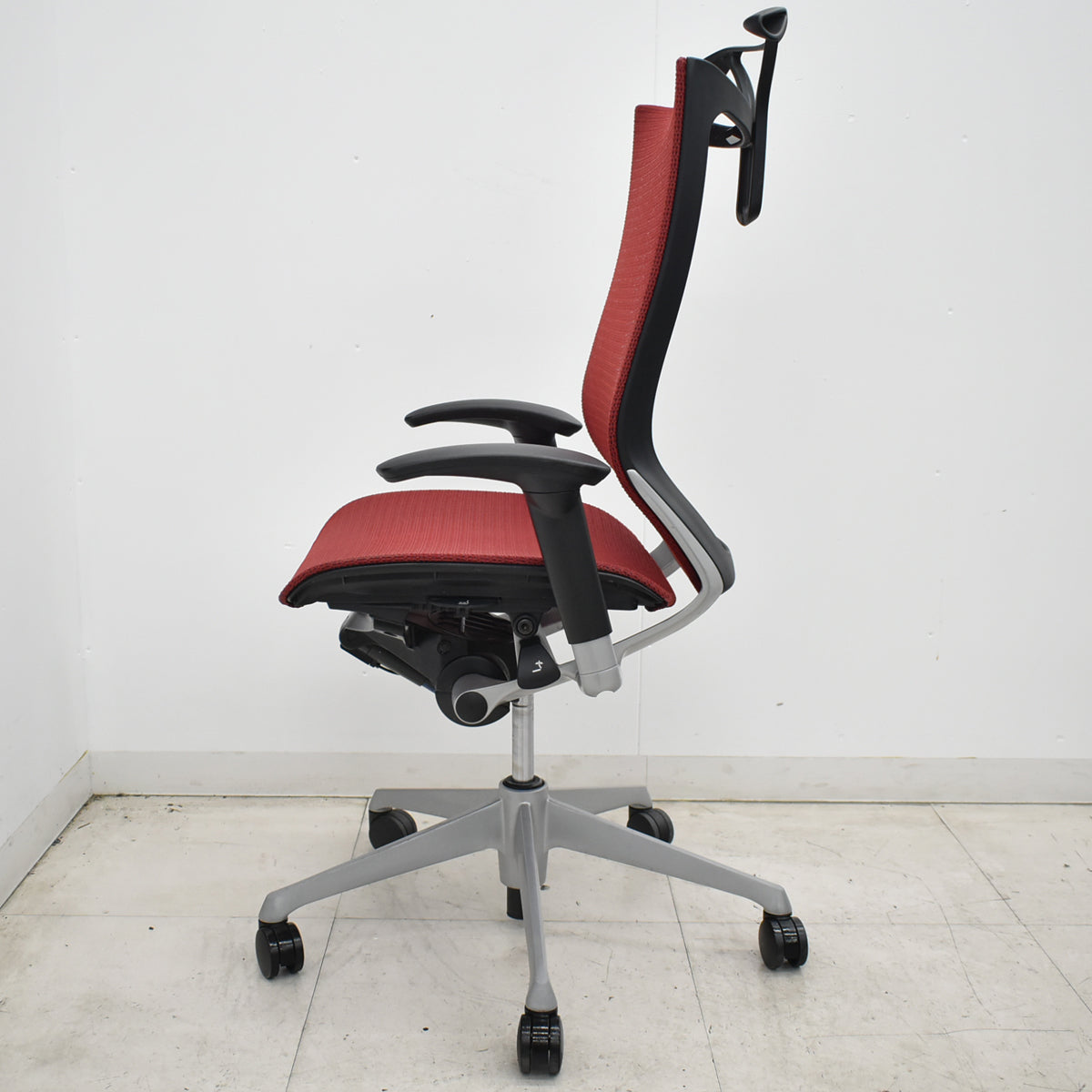 【中古】オカムラ　バロン　ハイバック　可動肘　ハンガー　シルバー脚　レッド 　2026061802【中古オフィス家具】