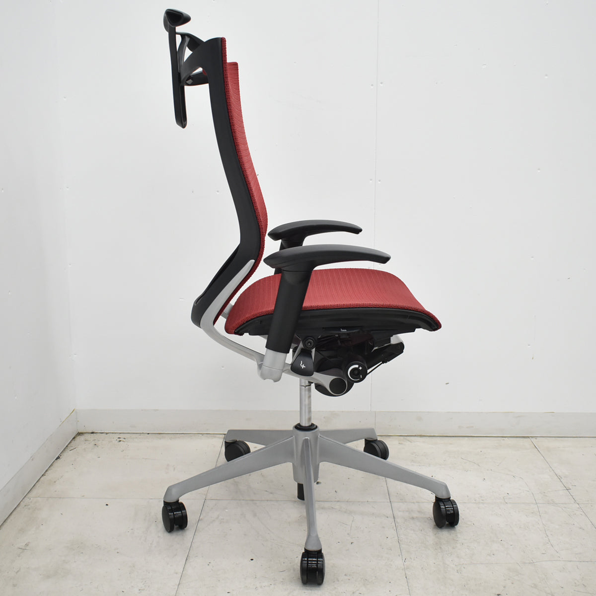 【中古】オカムラ　バロン　ハイバック　可動肘　ハンガー　シルバー脚　レッド 　2026061802【中古オフィス家具】