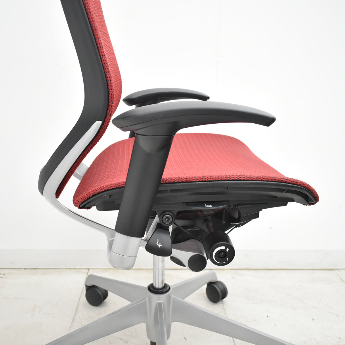 【中古】オカムラ　バロン　ハイバック　可動肘　ハンガー　シルバー脚　レッド 　2026061802【中古オフィス家具】