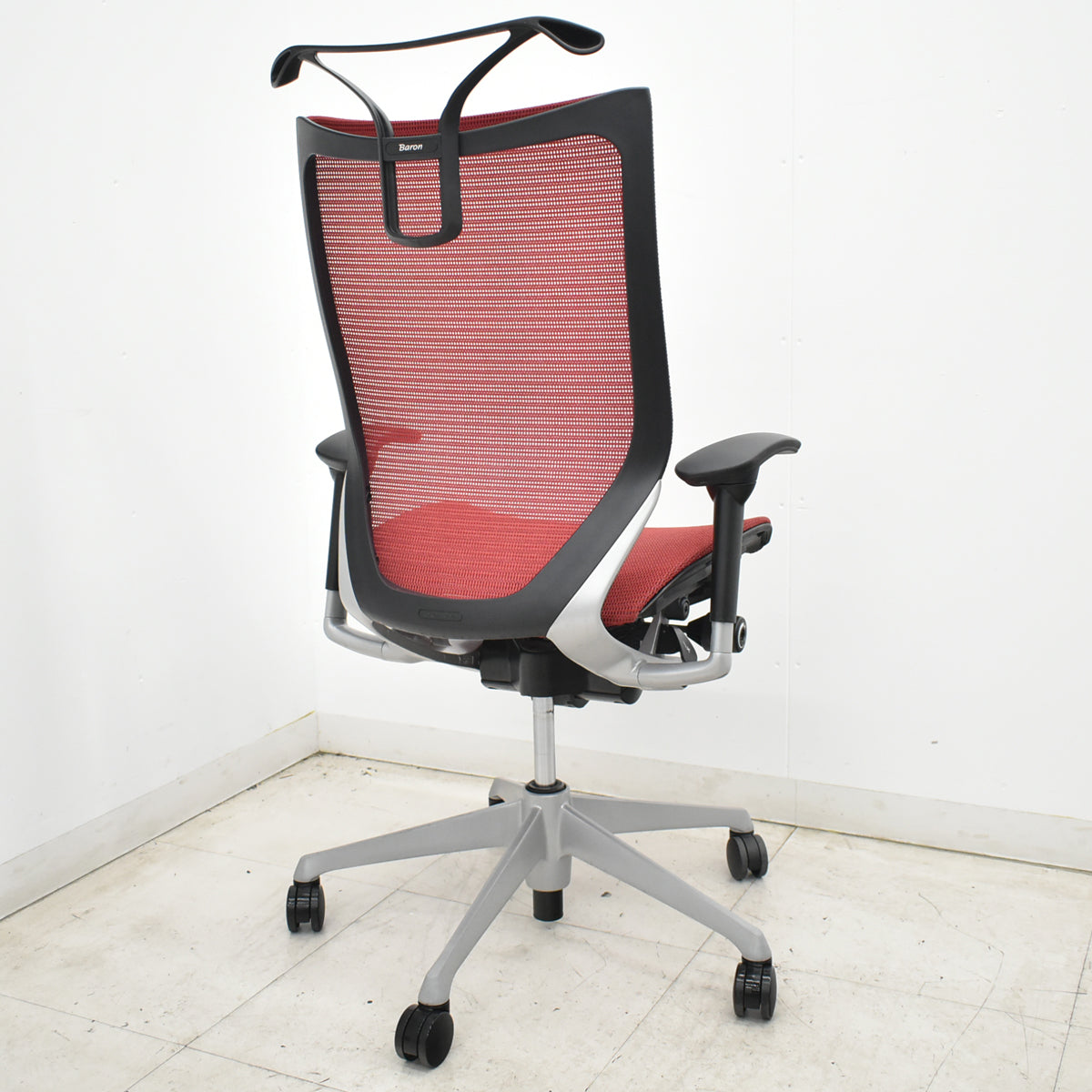 【中古】オカムラ　バロン　ハイバック　可動肘　ハンガー　シルバー脚　レッド 　2026061802【中古オフィス家具】