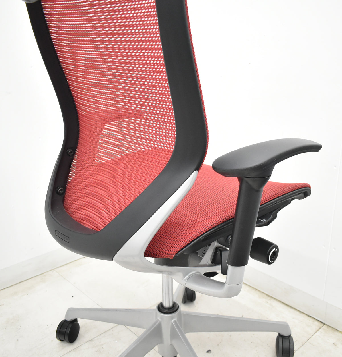 【中古】オカムラ　バロン　ハイバック　可動肘　ハンガー　シルバー脚　レッド 　2026061802【中古オフィス家具】