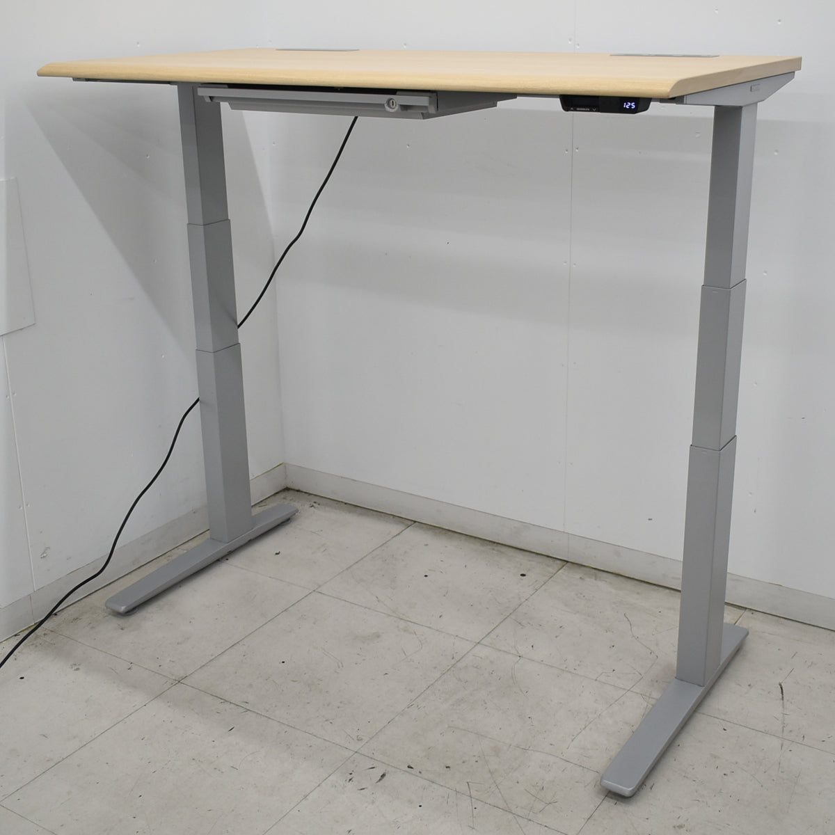 【中古】オカムラ　スイフト　電動昇降デスク　スムースフォルムエッジ　コントロールレバータイプインジケータメモリー機能　2020年製　引き出し付　幅1350　2026061805【中古オフィス家具】