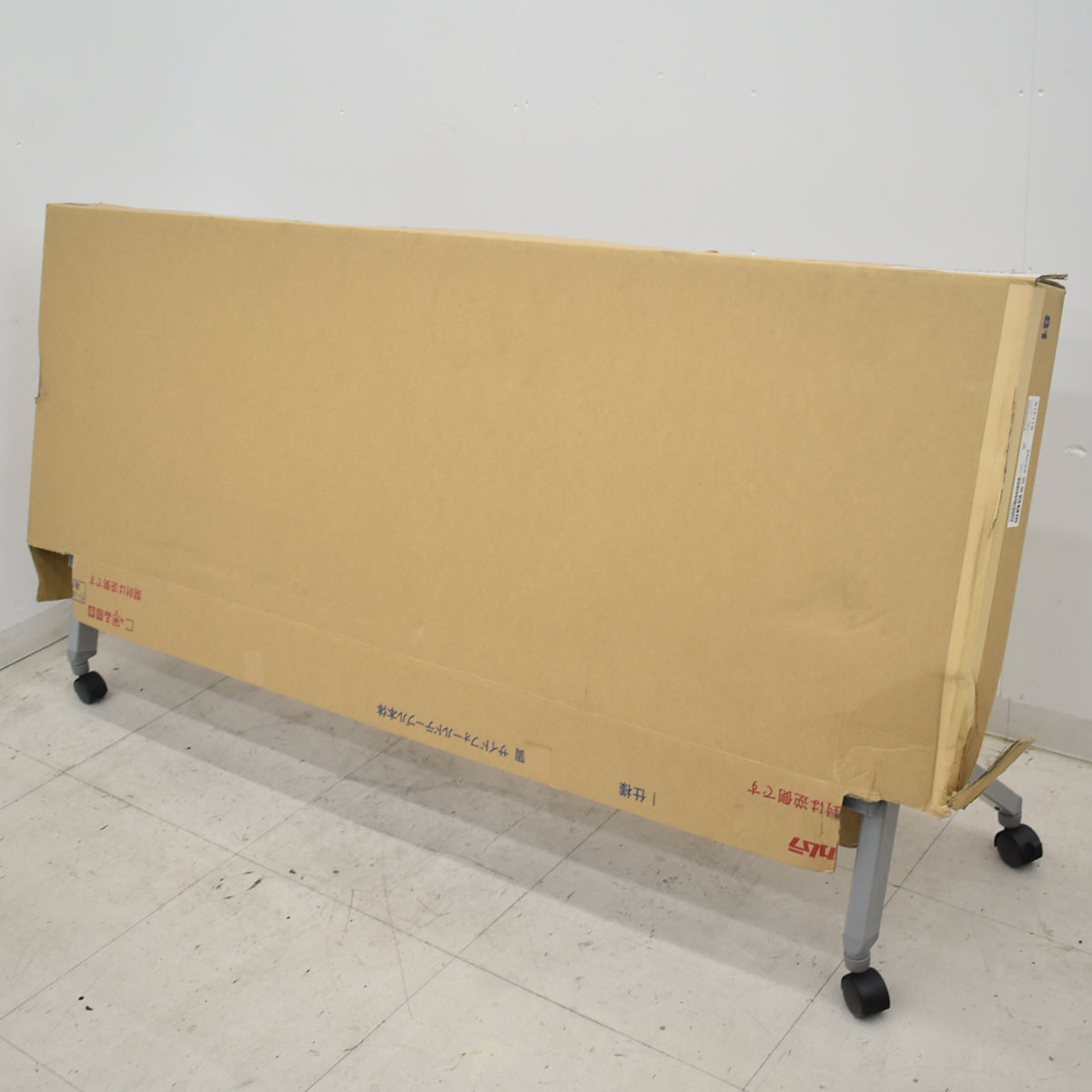 【中古】[未使用品・難有]オカムラ　フラプター　サイドフォールテーブル　スクエアエッジ　幕板付き　Y字脚タイプ　2026年製　幅1800　2026062004【中古オフィス家具】