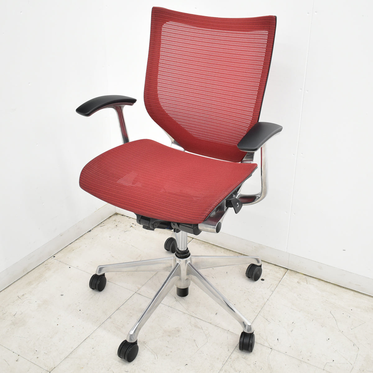【中古】オカムラ　バロン　ローバック　固定肘　ポリッシュ　昇降ガス新品交換済　レッド　2026062202【中古オフィス家具】