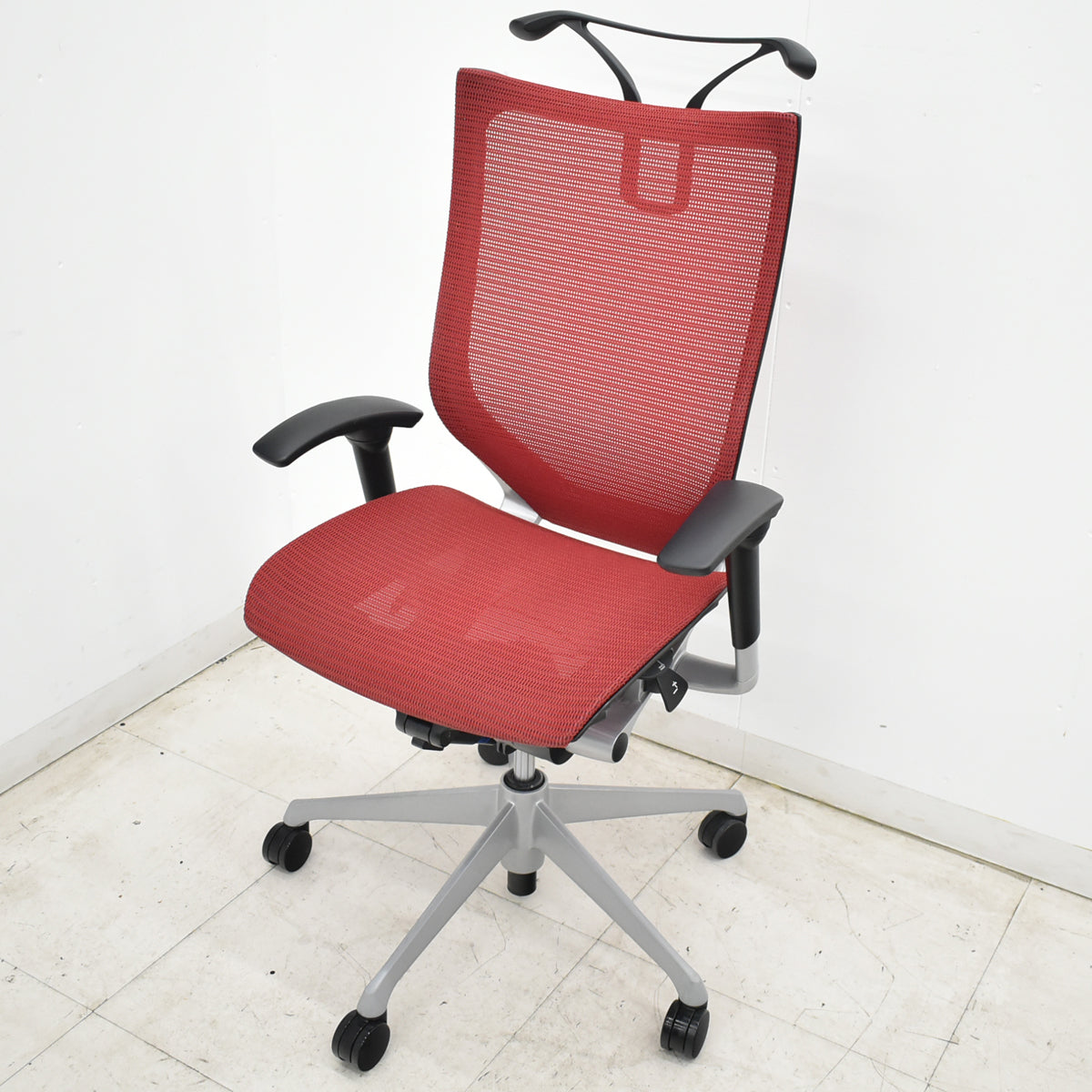 【中古】オカムラ　バロン　ハイバック　可動肘　ハンガー　シルバー脚　レッド 　2026062203【中古オフィス家具】