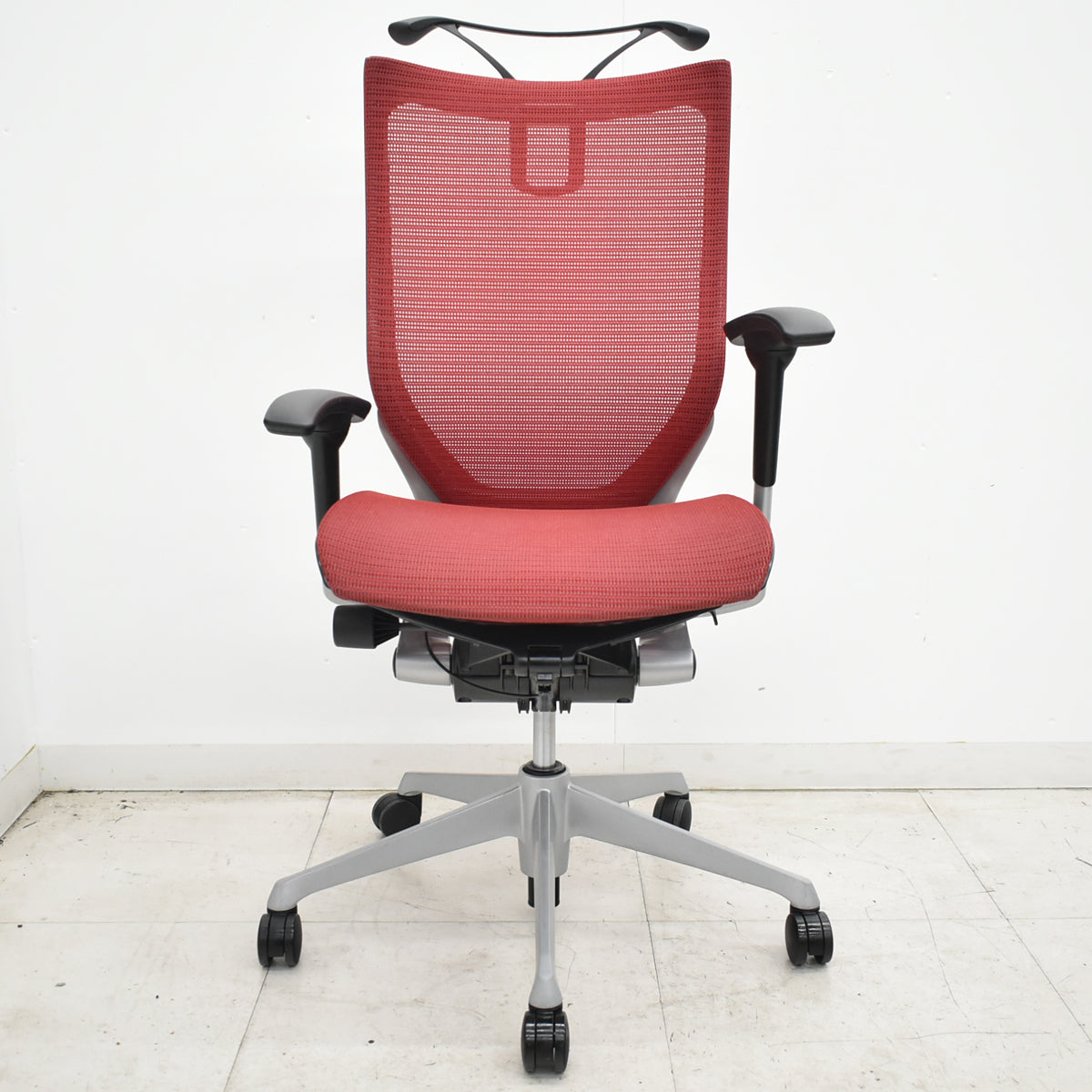 【中古】オカムラ　バロン　ハイバック　可動肘　ハンガー　シルバー脚　レッド 　2026062203【中古オフィス家具】