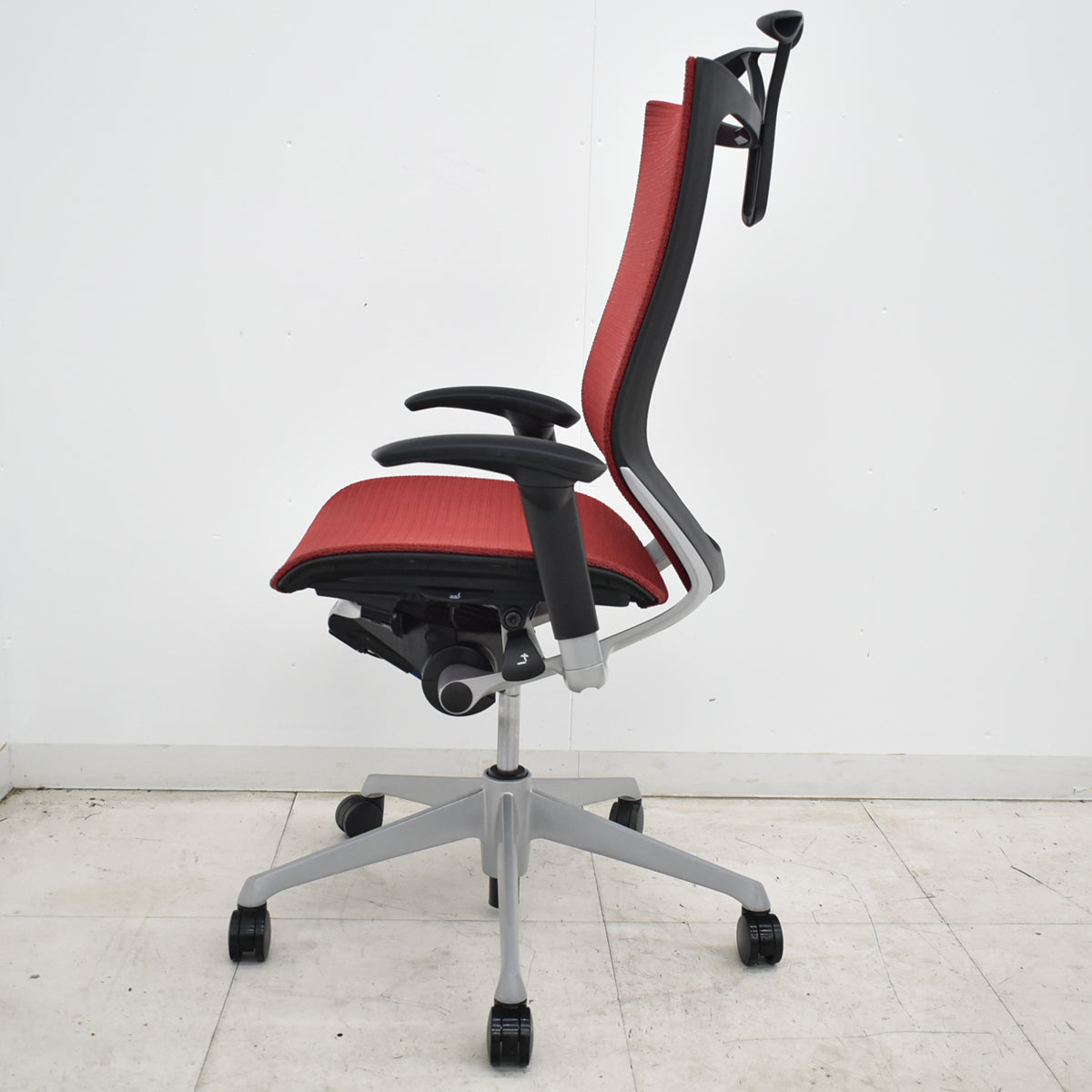 【中古】オカムラ　バロン　ハイバック　可動肘　ハンガー　シルバー脚　レッド 　2026062203【中古オフィス家具】