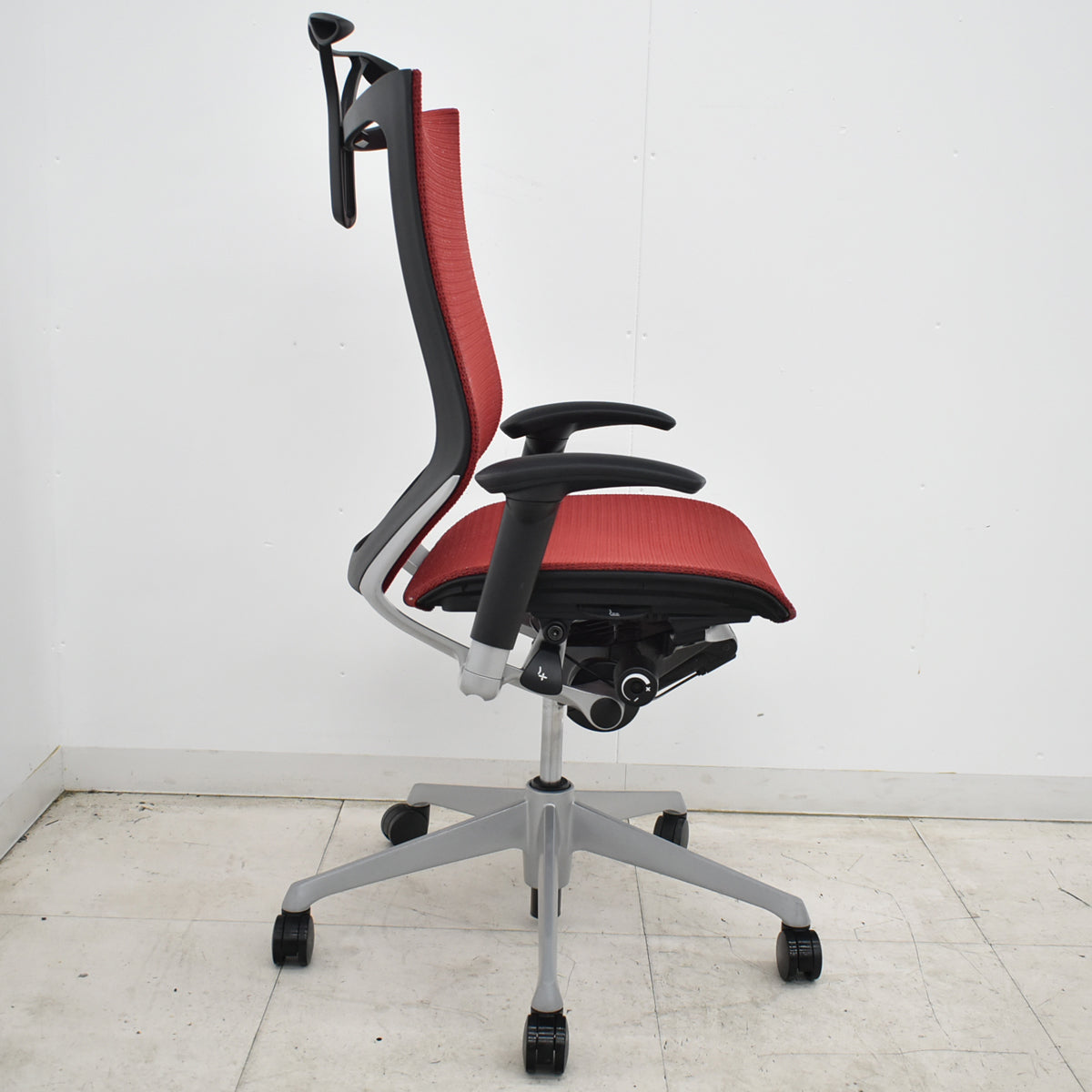 【中古】オカムラ　バロン　ハイバック　可動肘　ハンガー　シルバー脚　レッド 　2026062203【中古オフィス家具】