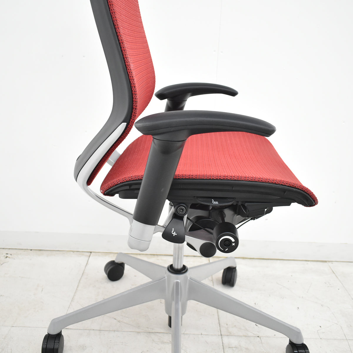 【中古】オカムラ　バロン　ハイバック　可動肘　ハンガー　シルバー脚　レッド 　2026062203【中古オフィス家具】