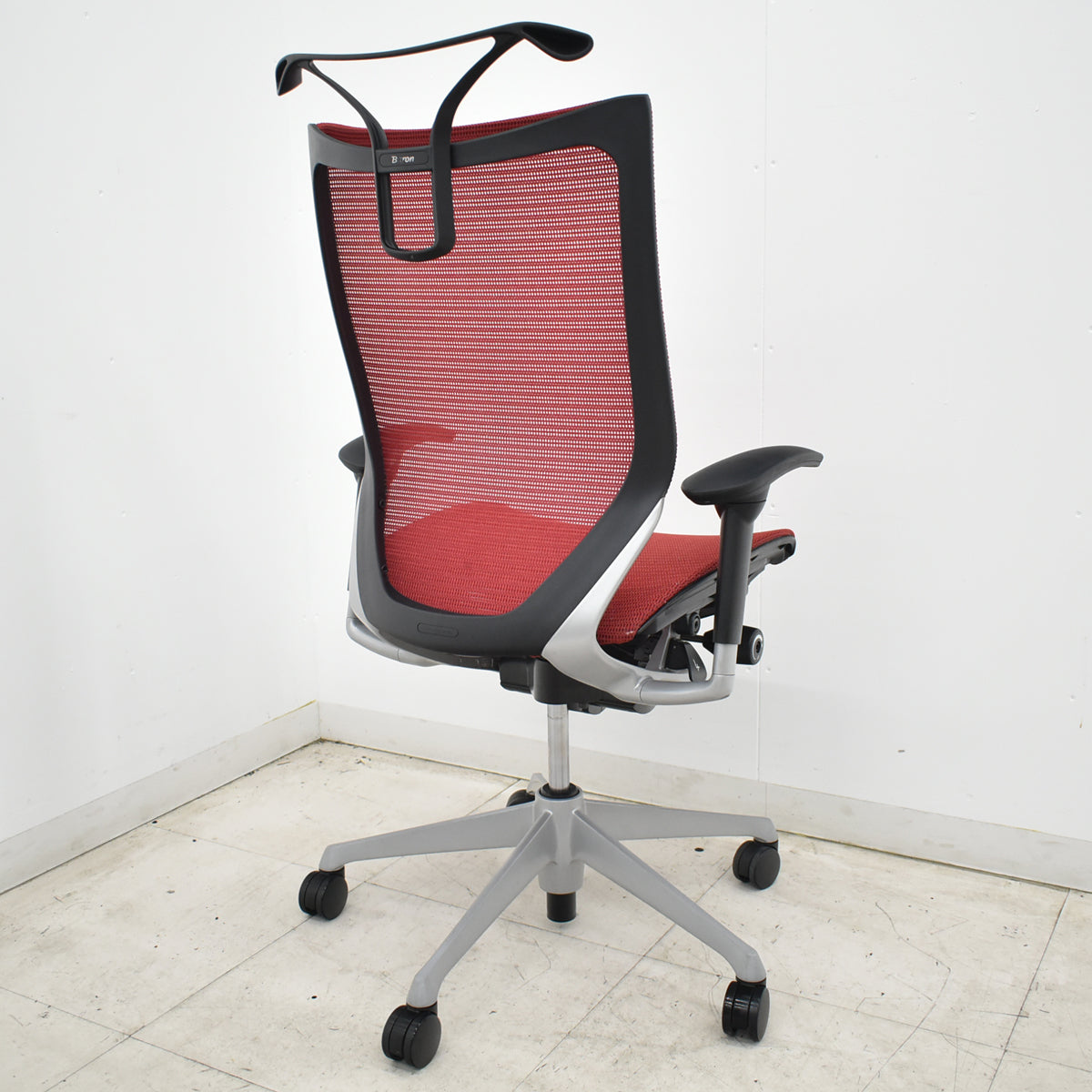 【中古】オカムラ　バロン　ハイバック　可動肘　ハンガー　シルバー脚　レッド 　2026062203【中古オフィス家具】