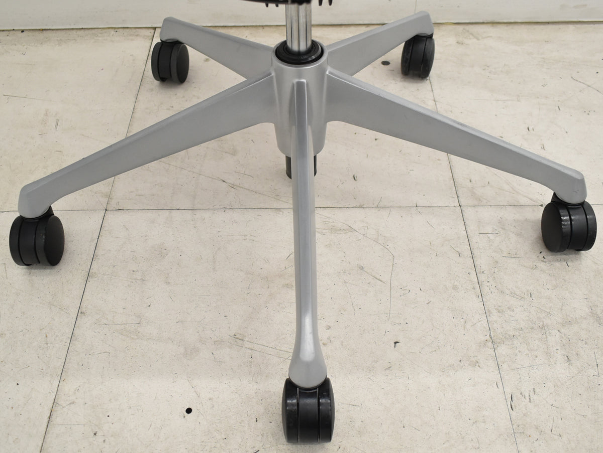 【中古】オカムラ　バロン　ハイバック　可動肘　ハンガー　シルバー脚　レッド 　2026062204【中古オフィス家具】