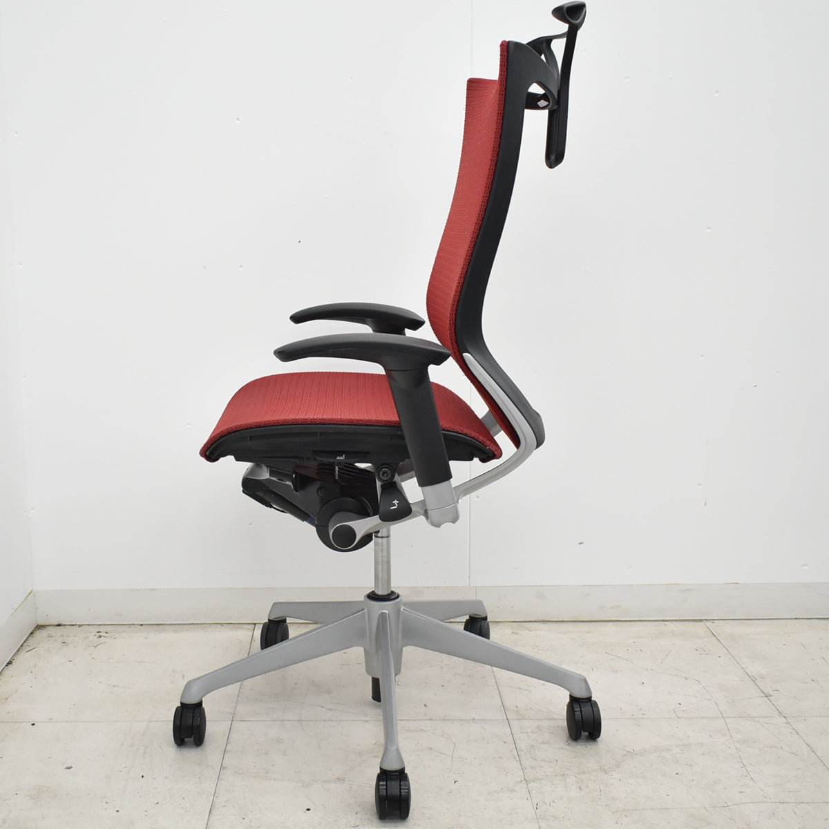 【中古】オカムラ　バロン　ハイバック　可動肘　ハンガー　シルバー脚　レッド 　2026062204【中古オフィス家具】