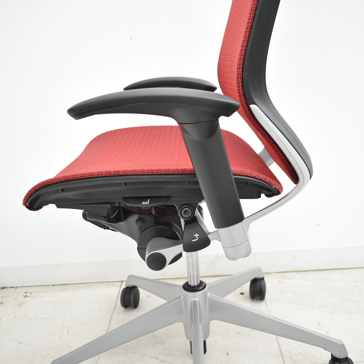 【中古】オカムラ　バロン　ハイバック　可動肘　ハンガー　シルバー脚　レッド 　2026062204【中古オフィス家具】