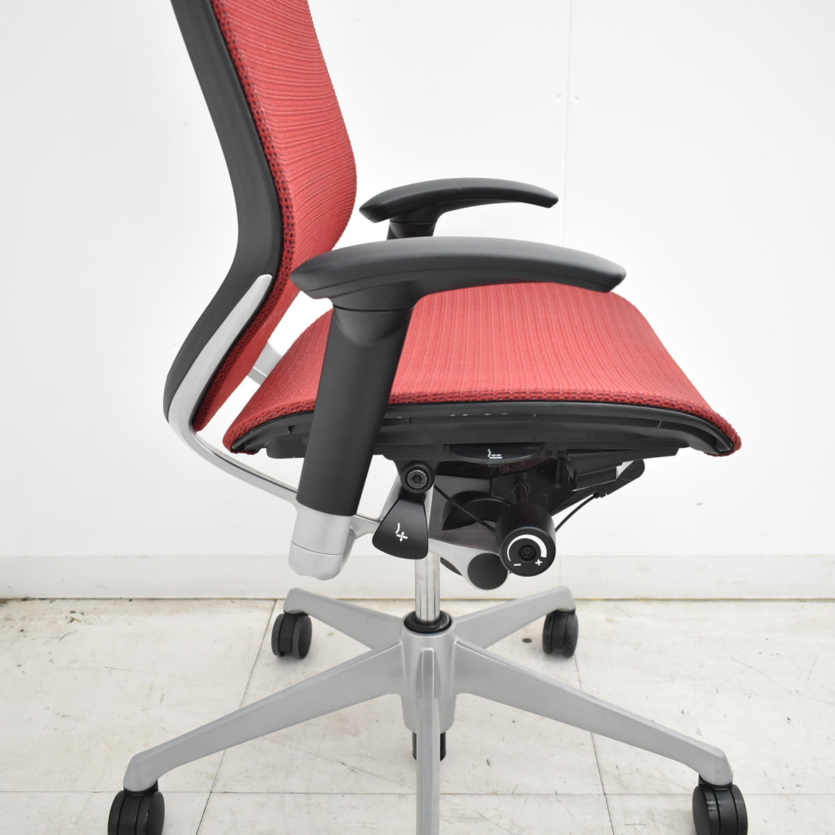 【中古】オカムラ　バロン　ハイバック　可動肘　ハンガー　シルバー脚　レッド 　2026062204【中古オフィス家具】