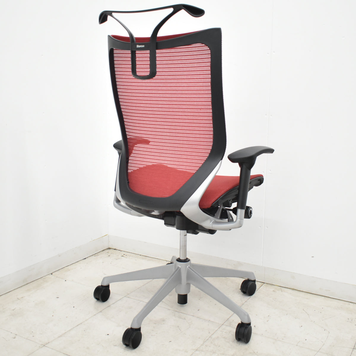 【中古】オカムラ　バロン　ハイバック　可動肘　ハンガー　シルバー脚　レッド 　2026062204【中古オフィス家具】