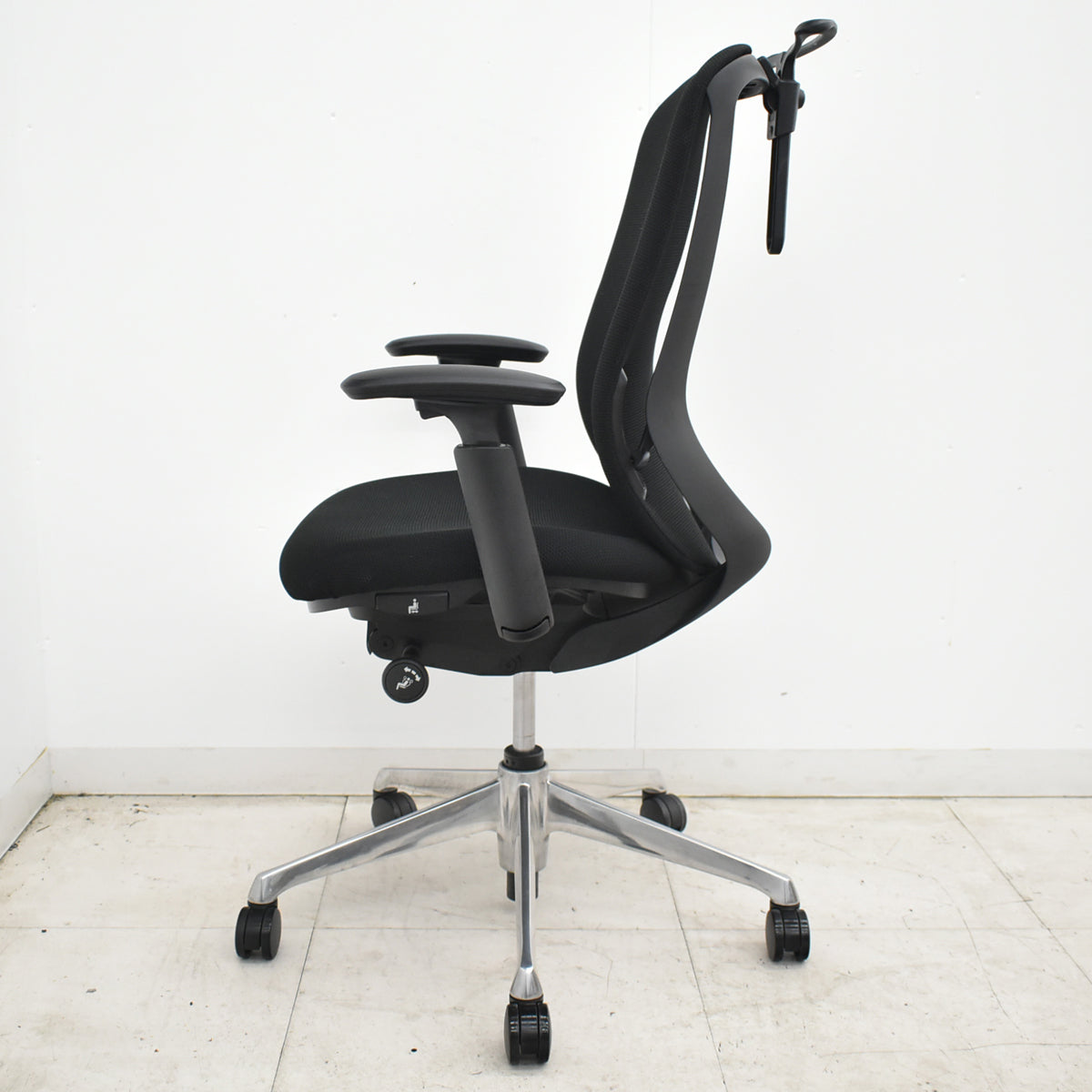 【中古】オカムラ　シルフィー　ハイバック　可動肘　ハンガー付　バックカーブアジャスト　前傾機能　ポリッシュ　ブラック　2026062205【中古オフィス家具】