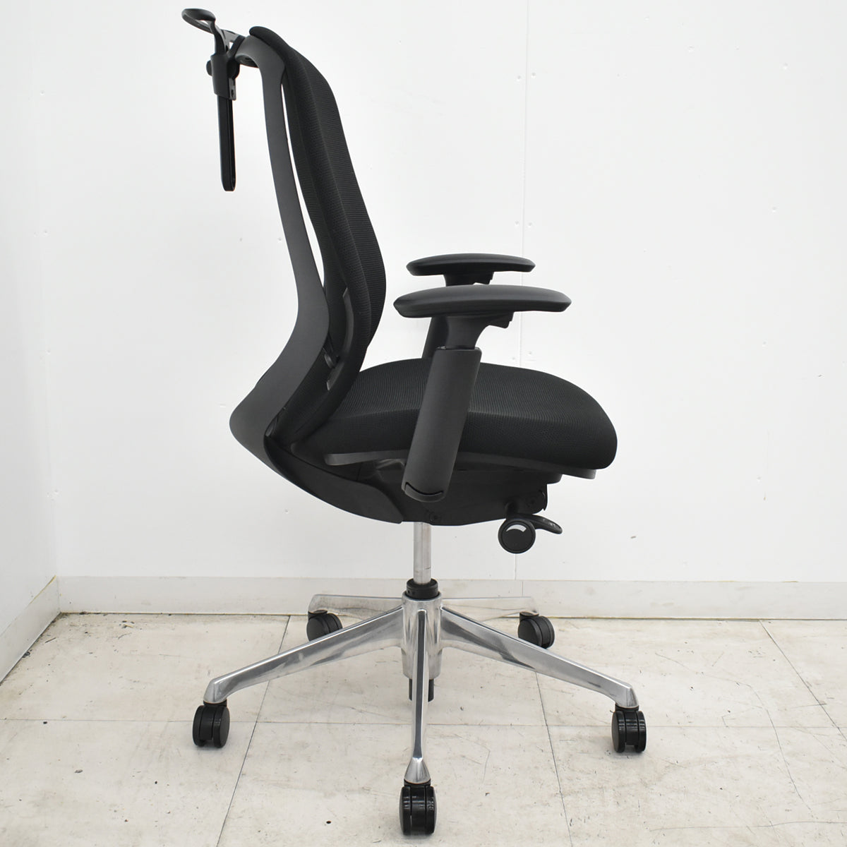 【中古】オカムラ　シルフィー　ハイバック　可動肘　ハンガー付　バックカーブアジャスト　前傾機能　ポリッシュ　ブラック　2026062205【中古オフィス家具】