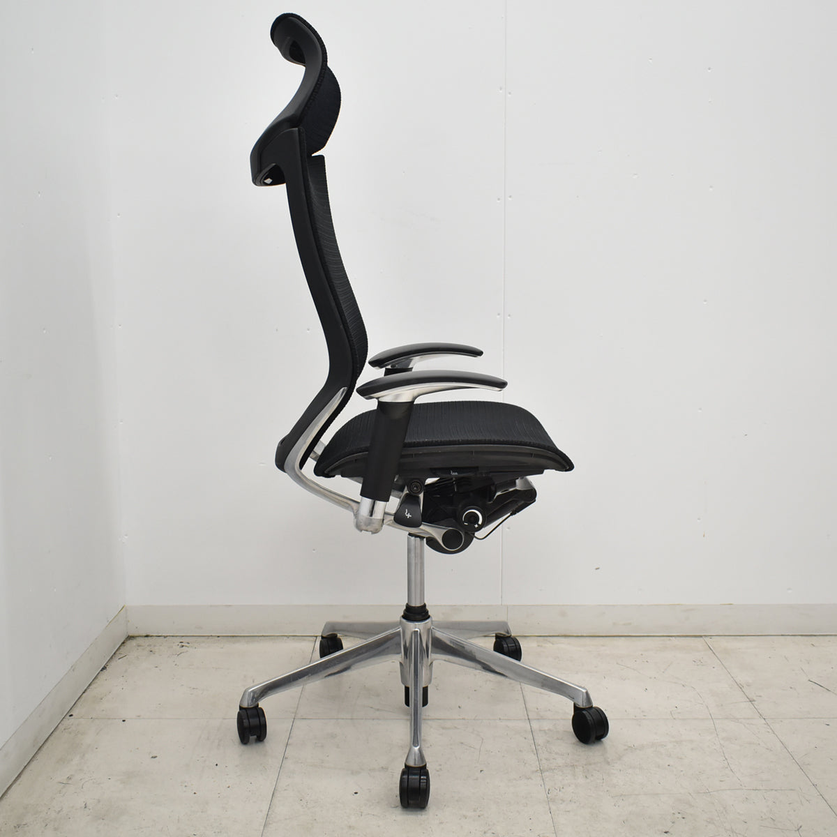 【中古】オカムラ　バロン　エクストラハイバック　可動肘　固定ヘッドレスト　ポリッシュ　昇降ガス交換済　ブラック　2026062301【中古オフィス家具】