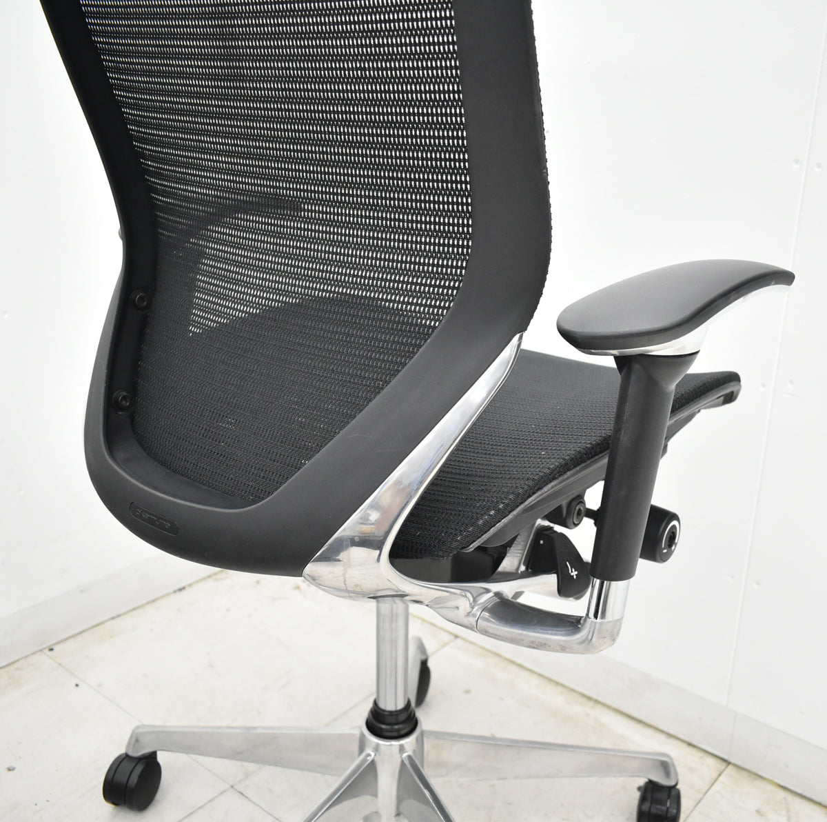【中古】オカムラ　バロン　エクストラハイバック　可動肘　固定ヘッドレスト　ポリッシュ　昇降ガス交換済　ブラック　2026062301【中古オフィス家具】