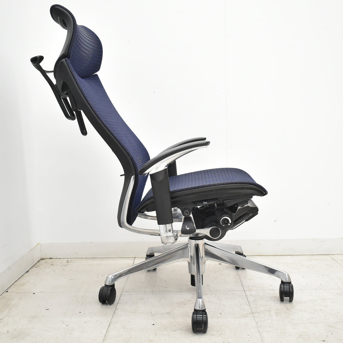 【中古】オカムラ　バロン　エクストラハイバック　可動肘　可動ヘッドレスト　ランバーサポート　ハンガー　ポリッシュ　昇降ガス交換済　ダークブルー　2026062304【中古オフィス家具】