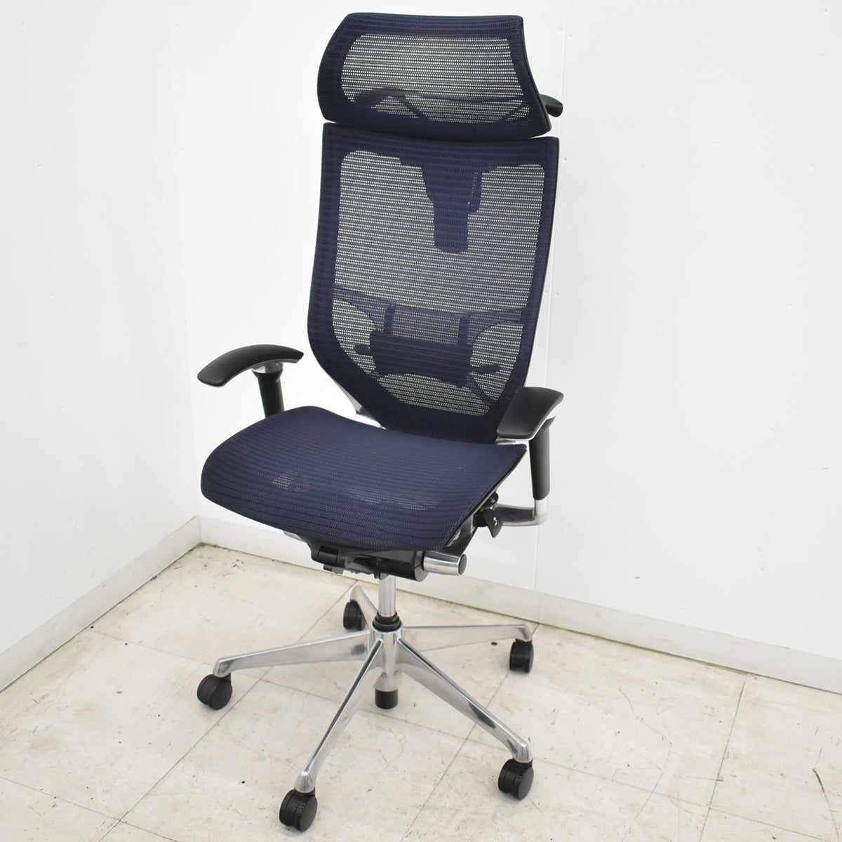 【中古】オカムラ　バロン　エクストラハイバック　可動肘　可動ヘッドレスト　ランバーサポート　ハンガー　ポリッシュ　昇降ガス交換済　ダークブルー　2026062304【中古オフィス家具】